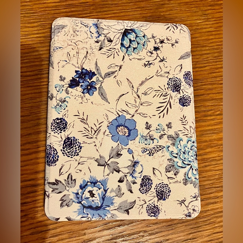 Floral Blue and Cream Moko Kindle Case 6.8”